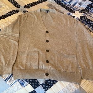 GAP Men’s lightweight grey cotton sweater with front pockets - size Medium